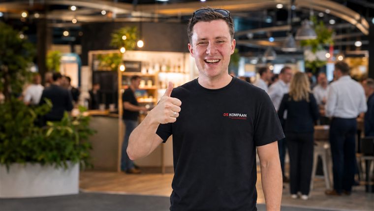 Daniël van DS Express en DS Kompaan steekt zijn duim op