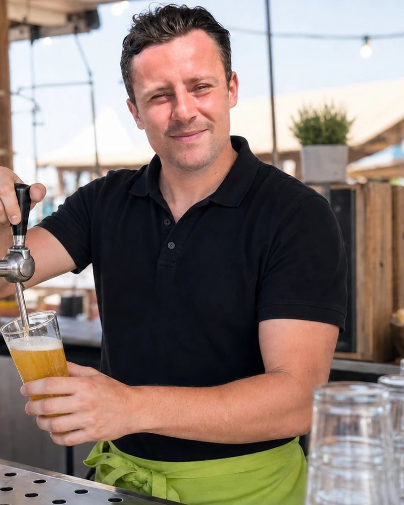 Daniel Striethouldt van DS Kompaan tapt een biertje achter de bar